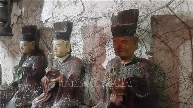 Trong ảnh: Tường và hệ thống tượng tại chùa Báo Ân, xã Đồng Quang, huyện Quốc Oai xuống cấp nghiêm trọng. Ảnh: Đinh Thuận - TTXVN