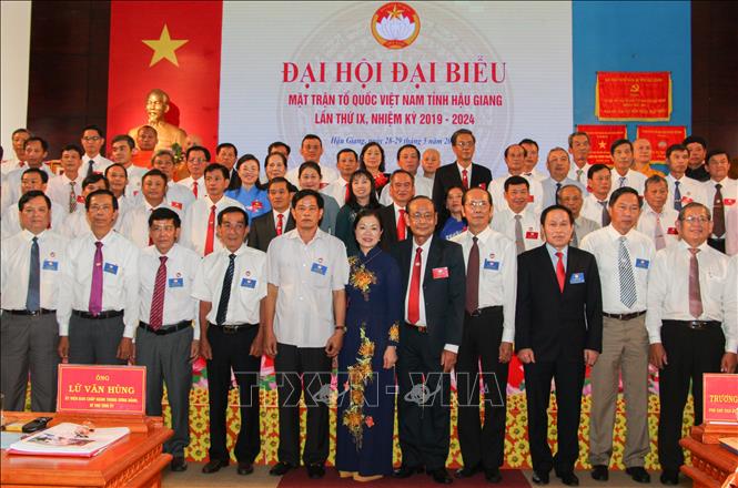 Trong ảnh: Lãnh đạo Ủy ban Trung ương MTTQ Việt Nam chụp ảnh lưu niệm với các Ủy viên MTTQ Việt Nam tỉnh Hậu Giang nhiệm kỳ 2019 - 2024. Ảnh: Hồng Thái - TTXVN