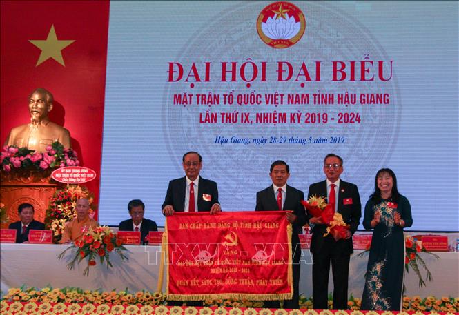 Trong ảnh: Lãnh đạo tỉnh Hậu Giang tặng bức trướng cho Đại hội. Ảnh: Hồng Thái - TTXVN