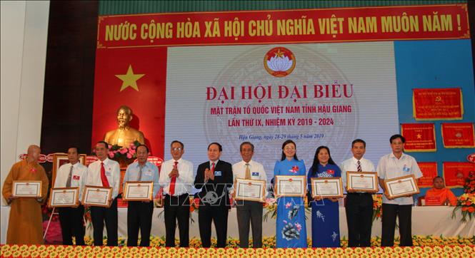 Trong ảnh: Các cá nhân có thành tích xuất sắc trong thực hiện công tác mặt trận nhiệm kỳ 2014 - 2019 nhận Bằng khen của UBND tỉnh Hậu Giang. Ảnh: Hồng Thái - TTXVN