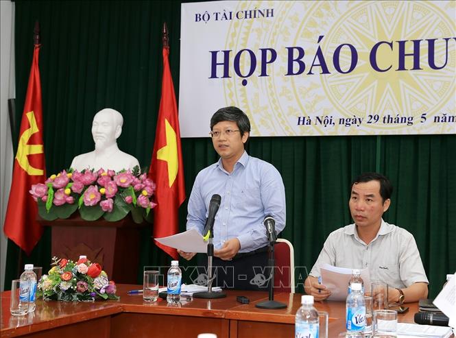 Trong ảnh: Vụ trưởng Vụ Tài chính hành chính sự nghiệp (Bộ Tài chính) Phạm Văn Trường đồng chủ trì buổi Họp báo. Ảnh: Phạm Hậu - TTXVN