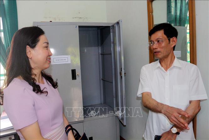 Trong ảnh: Ông Bùi Quang Cẩm, Phó Chủ tịch UBND tỉnh Hà Nam, trưởng ban chỉ đạo kỳ thi Trung học phổ thông quốc gia 2019 và lãnh đạo Sở Giáo dục và Đào tạo Hà Nam kiểm tra tủ đựng đề thi, bài thi tại hội đồng thi trường THPT Thanh Liêm B, huyện Thanh Liêm. Ảnh: Đại Nghĩa - TTXVN