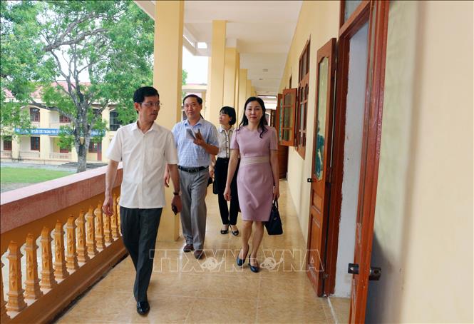 Trong ảnh: Lãnh đạo UBND và Sở GDĐT tỉnh Hà Nam kiểm tra phòng thi tại hội đồng thi trường THPT Thanh Liêm B, huyện Thanh Liêm. Ảnh: Đại Nghĩa - TTXVN