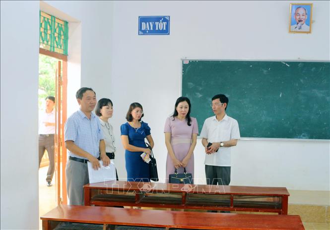 Trong ảnh: Lãnh đạo UBND và Sở GDĐT tỉnh Hà Nam kiểm tra phòng thi tại hội đồng thi trường THPT Thanh Liêm B, huyện Thanh Liêm. Ảnh: Đại Nghĩa - TTXVN