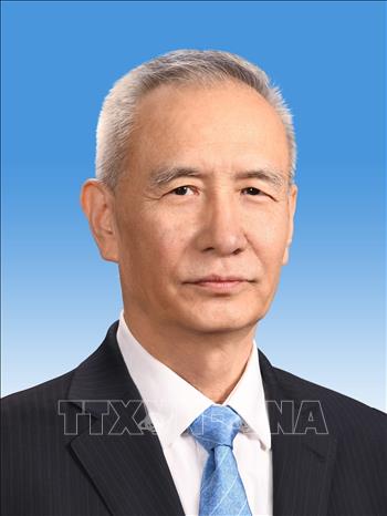 7. Ngày 24/3/2018, Phó Thủ tướng Trung Quốc kiêm Chủ nhiệm Văn phòng Tiểu tổ Tài chính và Kinh tế Trung ương Lưu Hạc (ảnh) điện đàm với Bộ trưởng Tài chính Mỹ Steven Mnuchin, bày tỏ Báo cáo điều tra theo Điều khoản 301 mà Mỹ công bố gần đây đã đi ngược lại quy tắc thương mại quốc tế, gây tổn hại đến lợi ích của Trung Quốc, Mỹ cũng như lợi ích của thế giới. Phó Thủ tướng Lưu Hạc khẳng định Trung Quốc đã làm tốt công tác chuẩn bị, có đủ khả năng để bảo vệ lợi ích quốc gia. Trung Quốc mong muốn hai bên cùng thận trọng, nỗ lực duy trì sự ổn định chung của quan hệ kinh tế thương mại Trung – Mỹ. Kết thúc cuộc điện đàm, hai bên thống nhất tiếp tục duy trì kết nối với nhau. Ảnh: THX/ TTXVN phát

