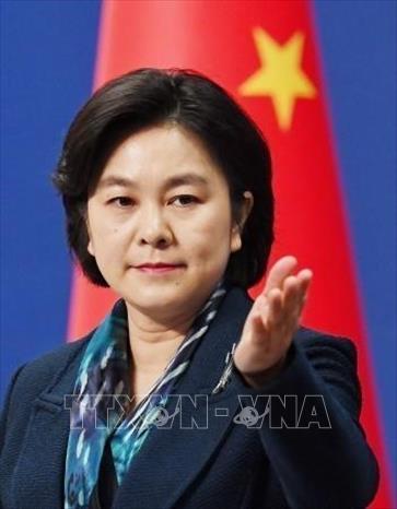 8. Ngày 26/3/2018, phát biểu tại cuộc họp báo thường kỳ ở thủ đô Bắc Kinh, người phát ngôn Bộ Ngoại giao Trung Quốc Hoa Xuân Oánh (ảnh) cho biết nước này sẵn sàng đàm phán với Mỹ để giải quyết bất đồng về thương mại. Bộ Ngoại giao Trung Quốc đưa ra tuyên bố trên trong bối cảnh có nguy cơ xảy ra chiến tranh thương mại giữa hai nền kinh tế lớn nhất thế giới này. Ảnh: Kyodo/TTXVN phát
