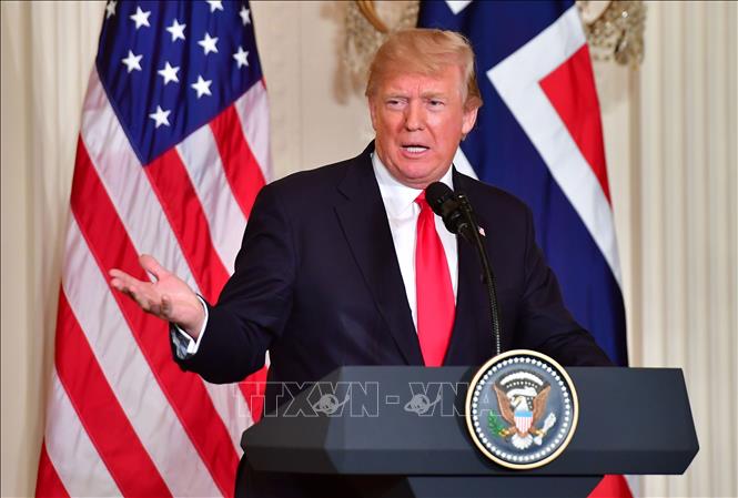 9. Căng thẳng thương mại Mỹ - Trung tiếp tục leo thang khi ngày 5/4/2018, Tổng thống Mỹ Donald Trump (ảnh) tuyên bố sẽ yêu cầu Bộ Thương mại nước này xem xét tăng gấp đôi mức thuế bổ sung đánh vào hàng hóa nhập khẩu từ Trung Quốc. Trước đó, ngày 3/4/2018, Văn phòng đại diện thương mại Mỹ (USTR) đã công bố danh sách các sản phẩm nhập khẩu trị giá khoảng 50 tỷ USD từ Trung Quốc có thể bị áp thuế bổ sung do 