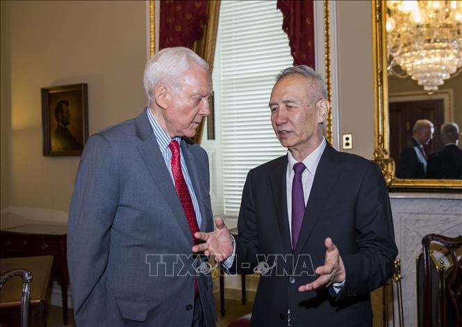 13. Trung Quốc đề xuất Tổng thống Mỹ Donald Trump một gói nhượng bộ thương mại và tăng mua hàng hóa Mỹ nhằm giảm thâm hụt thương mại của Mỹ với Trung Quốc khoảng 200 tỷ USD/năm. Tin tức về đề xuất trên được đưa ra trong ngày đầu tiên trong hai ngày đàm phán thương mại Mỹ - Trung diễn ra tại thủ đô Washington, tập trung giải quyết các đe dọa thuế quan giữa hai nền kinh tế lớn nhất thế giới. Trong ảnh: Chủ tịch tạm thời Ủy ban Tài chính Thượng viện Mỹ Orrin Hatch (trái) và Phó Thủ tướng Trung Quốc Lưu Hạc (phải) tại cuộc gặp ở Washington, DC ngày 16/5/2018. Ảnh: THX/TTXVN phát
