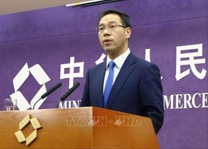14. Bộ Thương mại Trung Quốc đã ra tuyên bố chỉ trích các biện pháp của Mỹ chống hoạt động đầu tư của Trung Quốc đi ngược lại quy định của Tổ chức Thương mại thế giới (WTO), đồng thời khẳng định Bắc Kinh có quyền đưa ra các biện pháp đáp trả. Phát biểu trước báo giới ngày 31/5/2018, người phát ngôn Bộ Thương mại Trung Quốc Cao Phong (ảnh) khẳng định Bắc Kinh không mong muốn căng thẳng thương mại giữa Trung Quốc và Mỹ leo thang và tin tưởng hai nước có tiềm năng to lớn để thúc đẩy hợp tác. Ảnh: Kyodo/TTXVN phát
