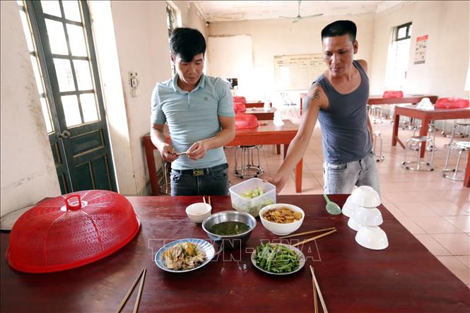 Trong ảnh: Chuẩn bị bữa ăn chiều đảm bảo đủ chất cho các học viên cai nghiện tại Trung tâm. Ảnh: Anh Tuấn – TTXVN