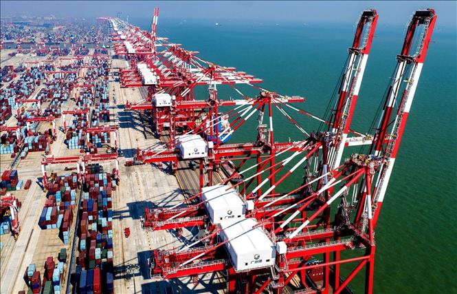 23. Tình trạng đối đầu quay trở lại vào ngày 10/5/2019, khi Mỹ nâng thuế từ 10% lên 25% đối với 200 tỷ USD hàng hóa Trung Quốc do bế tắc trong đàm phán. Ngày 13/5/2019, Bắc Kinh đáp trả bằng cách tăng thuế đối với 60 tỷ USD hàng nhập khẩu từ Mỹ, có hiệu lực kể từ ngày 1/6/2019. Trong ảnh: Cảng hàng hóa ở Quảng Châu, tỉnh Quảng Đông, Trung Quốc. Ảnh: THX/TTXVN phát