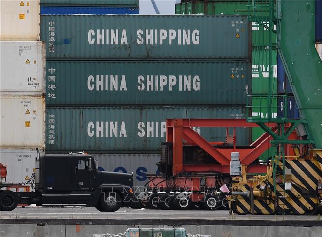 25. Tổng thống Mỹ Donald Trump ngày 13/5/2019 cảnh báo Trung Quốc không nên đáp trả quyết định của Washington về việc tăng thuế từ 10% lên 25% đối với số hàng hóa nhập khẩu từ Bắc Kinh với tổng trị giá 200 tỷ USD. Trong một tuyên bố đăng trên mạng xã hội Twitter, Tổng thống Trump nêu rõ nếu Bắc Kinh đáp trả, tình hình sẽ chỉ tồi tệ thêm. Ông cho rằng không có lý gì người tiêu dùng Mỹ phải trả các khoản tăng thuế và việc tăng thuế có thể tránh được nếu các nhà đầu tư chuyển hoạt động sản xuất từ Trung Quốc sang các nước khác. Theo ông chủ Nhà Trắng, Bắc Kinh đã có một thỏa thuận tuyệt vời, gần hoàn tất thì lại từ bỏ. Ảnh: TTXVN phát

