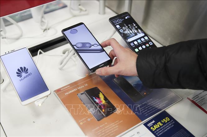 30. Cho đến nay, Mỹ đã đánh thuế 10%, 25% cho hơn 6.000 mặt hàng của Trung Quốc xuất khẩu vào Mỹ với số tiền đánh thuế lên đến 250 tỷ USD và đang cân nhắc sẽ tăng mức thuế đối với lượng hàng hóa còn lại có trị giá trên 325 tỷ USD. Trung Quốc cũng đánh thuế hơn 5.000 mặt hàng của Mỹ xuất khẩu vào Trung Quốc, với trị giá 110 tỷ USD. Như vậy, Mỹ đã đánh thuế đến hơn 50% hàng hóa Trung Quốc xuất khẩu vào Mỹ. Trong ảnh: Điện thoại di động sản xuất tại Trung Quốc được bày bán tại cửa hàng ở New York, Mỹ, ngày 22/3/2018. Ảnh: THX/TTXVN phát

