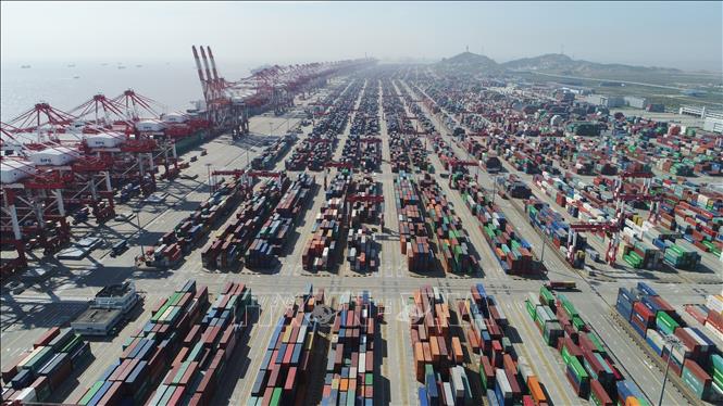 33. Với tốc độ phát triển chóng mặt (khoảng 9,8%/năm), Trung Quốc từ một nước nghèo nàn, lạc hậu trở thành nền kinh tế lớn thứ 2 thế giới, chỉ đứng sau Mỹ; khoảng cách ngày càng bị rút ngắn và nếu cứ tiếp tục đà tăng trưởng này thì “chẳng mấy chốc” kinh tế Trung Quốc sẽ vượt Mỹ. Giới chức Trung Quốc ngờ vực rằng động thái đánh thuế nhập khẩu của Tổng thống Mỹ Donald Trump nằm trong kế hoạch lớn hơn nhằm kìm hãm sự trỗi dậy của Trung Quốc, khi nước này đang mở rộng ảnh hưởng trên toàn thế giới, thách thức vị thế siêu cường hàng đầu của Mỹ. Cuộc “tỷ thí” Mỹ-Trung trên thương trường lúc căng thẳng, lúc hạ nhiệt và đến nay vẫn chưa có dấu hiệu kết thúc. Trong ảnh: Container hàng hóa tại cảng Thượng Hải, Trung Quốc. Ảnh: THX/TTXVN phát
