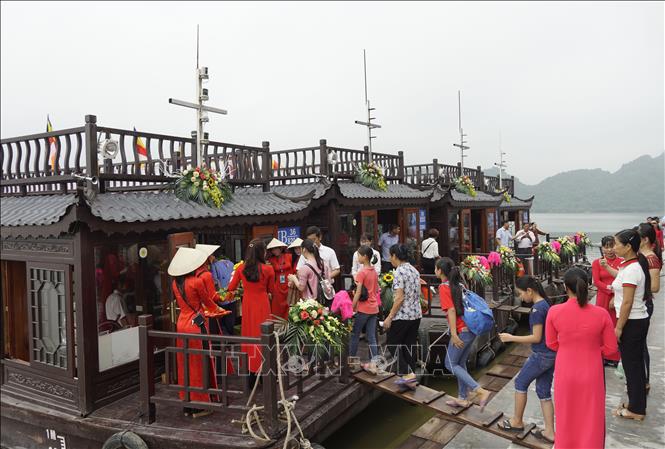 Trong ảnh: Khách tham quan lên tàu tham quan hồ Tam Chúc. Ảnh: Thanh Tuấn - TTXVN         