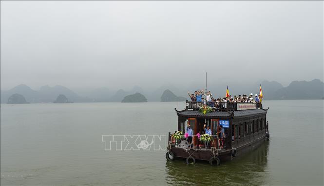 Trong ảnh: Tàu đưa khách đi tham quan du ngoạn hồ Tam Chúc. Ảnh: Thanh Tuấn - TTXVN          