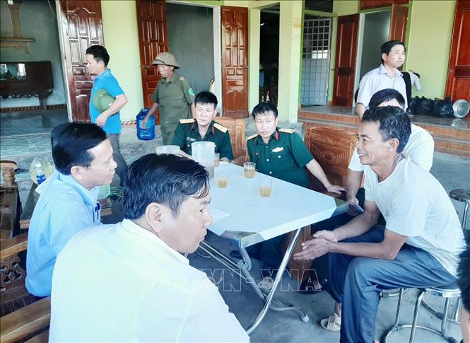 Trong ảnh: Lãnh đạo huyện Yên Thành cùng các ban, ngành đến nhà các nạn nhân thăm hỏi, động viên các gia đình vượt qua nỗi đau. Ảnh: Nguyễn Oanh-TTXVN