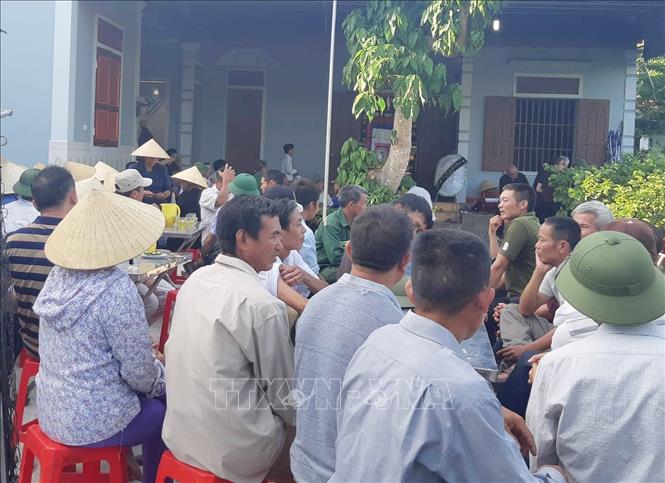 Trong ảnh: Người thân và hàng xóm làm lễ tang cho các học sinh bị đuối nước ở xã Trung Thành. Ảnh: Nguyễn Oanh-TTXVN