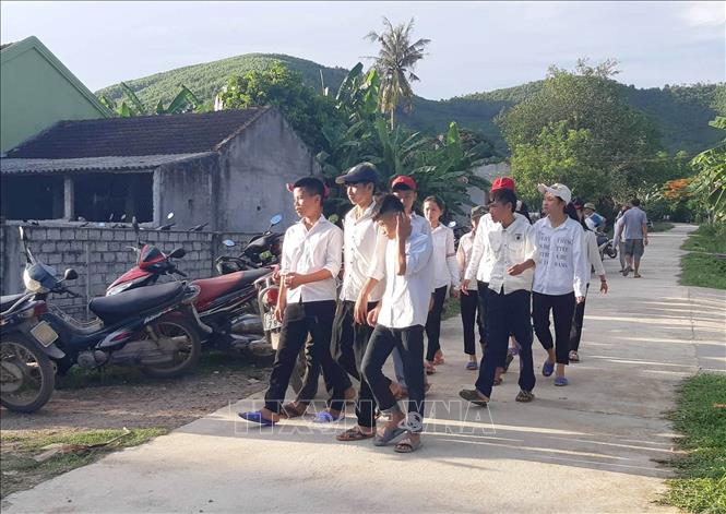 Trong ảnh: Các học sinh đến nhà nạn nhân bị đuối nước ở xã Trung Thành để chia buồn. Ảnh: Nguyễn Oanh-TTXVN