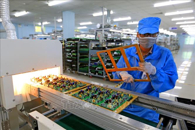 Trong ảnh: Dây chuyền sản xuất công tơ điện tử. Ảnh: Ngọc Hà - TTXVN