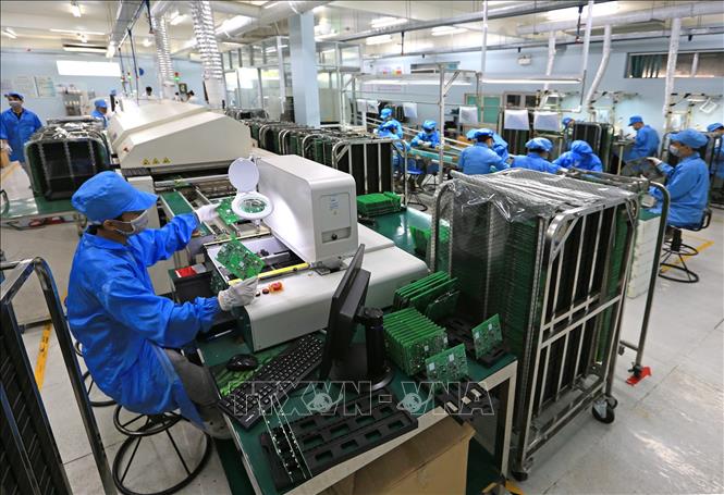 Trong ảnh: Dây chuyền sản xuất công tơ điện tử. Ảnh: Ngọc Hà - TTXVN