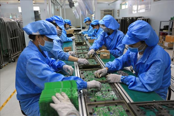 Trong ảnh: Dây chuyền sản xuất công tơ điện tử. Ảnh: Ngọc Hà - TTXVN