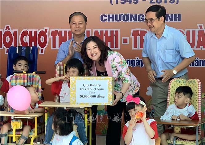 Trong ảnh: Bà Nguyễn Thị Hà, Thứ trưởng Bộ Lao động-Thương binh và Xã hội trao tặng quà của Quỹ Bảo trợ trẻ em Việt Nam cho trẻ khuyết tật tại Trung tâm Phục hồi chức năng và trợ giúp trẻ khuyết tật TP Hồ Chí Minh.
Ảnh: Thanh Vũ - TTXVN
