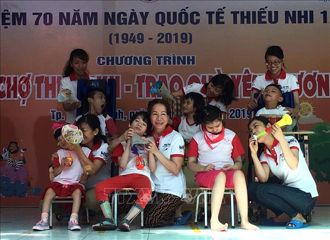 Trong ảnh: Tiết mục văn nghệ của trẻ khuyết tật và thầy cô giáo Trung tâm Phục hồi chức năng và trợ giúp trẻ khuyết tật TP Hồ Chí Minh trong chương trình. Ảnh: Thanh Vũ - TTXVN