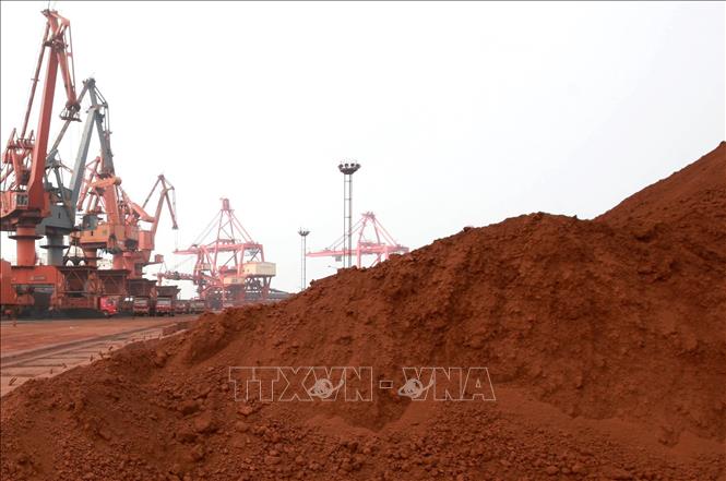 38. Từ 1/6/2019, Mỹ đã bắt đầu áp mức thuế 25% đối với một loạt hàng hóa Trung Quốc nhập cảng nền kinh tế lớn nhất thế giới. Trung Quốc cũng nâng mức thuế tương tự lên 5.140 sản phẩm nhập khẩu từ Mỹ trị giá 60 tỷ USD nhằm trả đũa Mỹ, đồng thời cũng đang lên kế hoạch hạn chế cung cấp đất hiếm cho Washington, vốn được dùng sản xuất sản phẩm công nghệ cao và 80% đất hiếm nhập khẩu của Mỹ đến từ Trung Quốc. Rất có thể Trung Quốc sử dụng vị thế số một trong việc cung cấp đất hiếm để tạo lợi thế và “đánh trả” Mỹ trong cuộc chiến thương mại mà đến nay vẫn chưa hạ nhiệt cũng như biểu hiện nối lại đàm phán giữa hai bên. Trong ảnh: Đất hiếm chuẩn bị chuyến đi xuất khẩu tại Liên Vân Cảng ở tỉnh Giang Tô, Trung Quốc. Ảnh: AFP/TTXVN phát