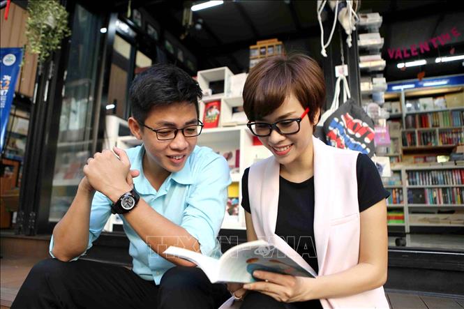 Trong ảnh: Nhiều bạn trẻ, sinh viên học sinh chọn mua sắm, đọc sách tại Đường Sách Thành phố Hồ Chí Minh trong dịp hè. Ảnh: Thanh Vũ - TTXVN
