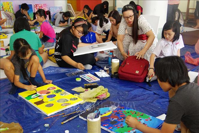 Trong ảnh: Các em thiếu nhi thành phố tham gia chương trình “Vẽ lên cổ tích” gây quỹ giúp trẻ em nghèo khuyết tật. Ảnh: TTXVN phát
