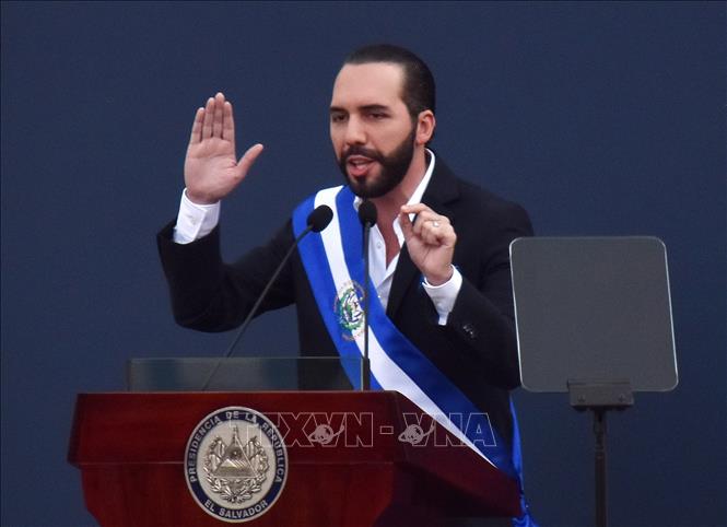 Trong ảnh: Tân Tổng thống Nayib Bukele phát biểu tại lễ tuyên thệ nhậm chức ở San Salvador ngày 1/6. Ảnh: AFP/TTXVN