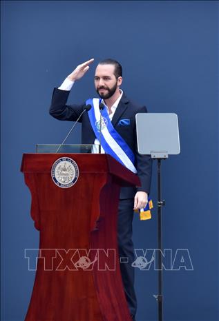 Trong ảnh: Tân Tổng thống Nayib Bukele  tại lễ tuyên thệ nhậm chức ở San Salvador ngày 1/6. Ảnh: AFP/TTXVN