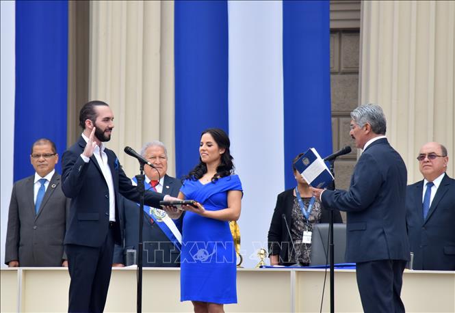Trong ảnh: Tân Tổng thống Nayib Bukele (trái) tại lễ tuyên thệ nhậm chức ở San Salvador ngày 1/6. Ảnh: AFP/TTXVN