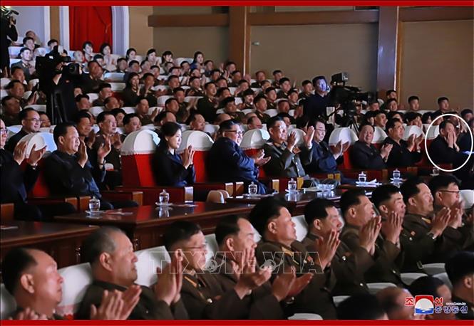 Trong ảnh: Nhà lãnh đạo Triều Tiên Kim Jong-un (thứ 4, trái, hàng 2) và Phó Chủ tịch Ủy ban Trung ương đảng Lao động Triều Tiên Kim Yong-chol (phải, hàng 2) xem buổi biểu diễn nghệ thuật tại Bình Nhưỡng ngày 2/6/2019. Ảnh: Yonhap/ TTXVN