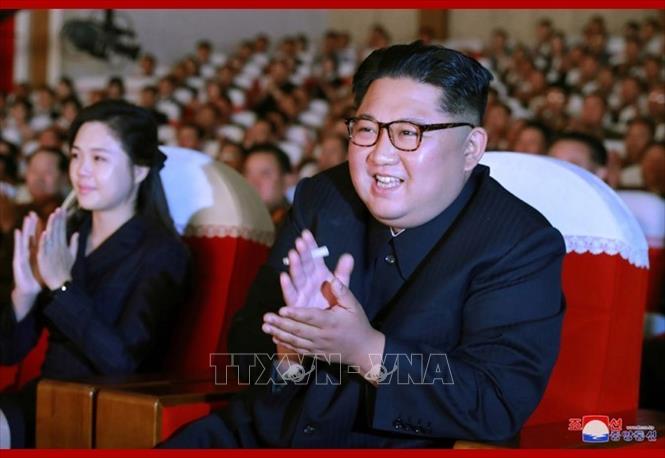 Trong ảnh: Nhà lãnh đạo Triều Tiên Kim Jong-un (phải) xem buổi biểu diễn nghệ thuật tại Bình Nhưỡng ngày 2/6/2019. Ảnh: Yonhap/ TTXVN