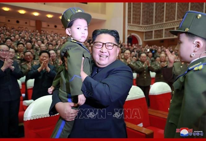 Trong ảnh: Nhà lãnh đạo Triều Tiên Kim Jong-un tại buổi biểu diễn nghệ thuật ở Bình Nhưỡng ngày 2/6/2019. Ảnh: Yonhap/ TTXVN