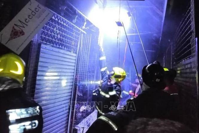 Trong ảnh: Lực lượng cứu hỏa nỗ lực dập lửa tại hiện trường vụ cháy chợ Chatuchak ở thủ đô Bangkok, Thái Lan ngày 3/6/2019. Ảnh: Bangkok Post/TTXVN