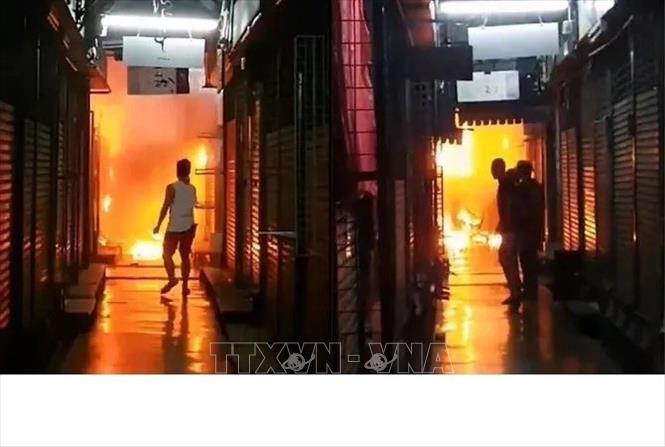 Trong ảnh: Khói lửa bốc lên tại hiện trường vụ cháy chợ Chatuchak ở thủ đô Bangkok, Thái Lan ngày 3/6/2019. Ảnh: Channel News Asia/TTXVN