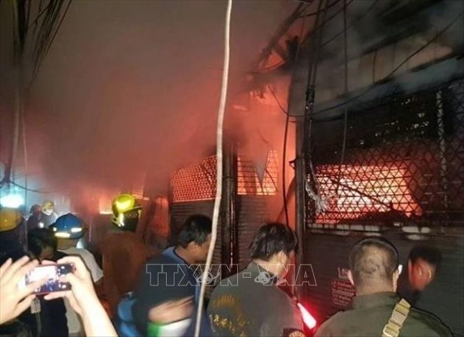 Trong ảnh: Khói lửa bốc lên tại hiện trường vụ cháy chợ Chatuchak ở thủ đô Bangkok, Thái Lan ngày 3/6/2019. Ảnh: Asia One/TTXVN
