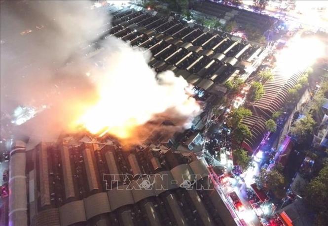 Trong ảnh: Khói lửa bốc lên từ hiện trường vụ cháy chợ Chatuchak ở thủ đô Bangkok, Thái Lan ngày 3/6/2019. Ảnh: The Thaiger/TTXVN
