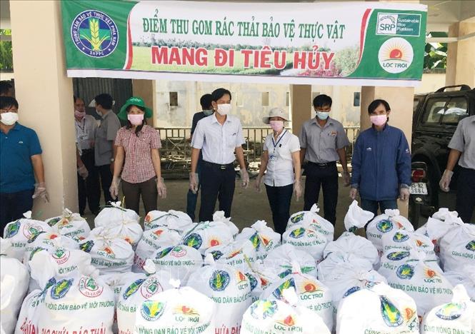 Trong ảnh: Tập đoàn Lộc Trời An Giang vận chuyển rác thải thuốc bảo vệ thực vật đi tiêu hủy trong chương trình “Cùng nông dân bảo vệ môi trường” tại An Giang, tháng 3/2017. Ảnh: Công Thử - TTXVN