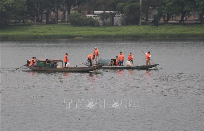 Trong ảnh: Người dân thành phố Huế tổ chức vớt bèo trên sông Hương trong phong trào “Ngày Chủ nhật xanh”. Ảnh: Hồ Cầu-TTXVN