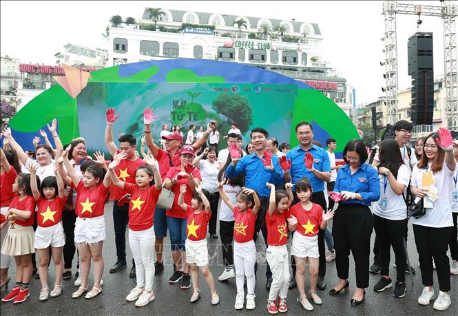 Trong ảnh: Các đại biểu, tình nguyện viên tham gia hưởng ứng chương trình “Ngày tử tế - Vì môi trường không rác thải”, ngày 5/5/2019, tại Hà Nội. Ảnh: Văn Điệp – TTXVN
