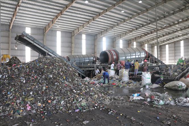 Trong ảnh: Công đoạn phân loại rác đi vào hoạt động tại nhà máy xử lý rác thải Bến Tre. Ảnh: Huỳnh Phúc Hậu - TTXVN 