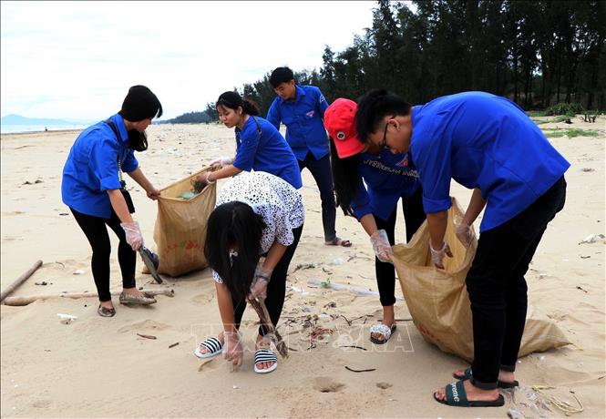 Trong ảnh: Lực lượng đoàn viên, thanh niên huyện Thạch Hà, tỉnh Hà Tĩnh thu gom rác trên bãi biển xã Thạch Hải. Ảnh: Công Tường-TTXVN