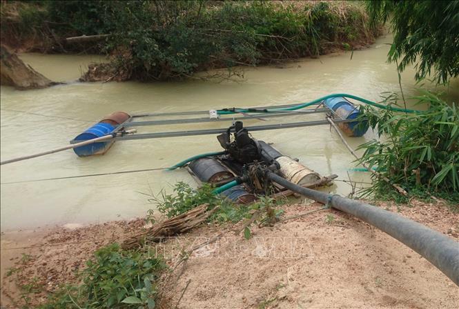 Trong ảnh: Khai thác cát trái phép ảnh hưởng môi trường ở Bảo Lộc, tỉnh Lâm Đồng. Ảnh: Nguyễn Dũng – TTXVN