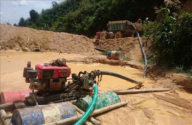Trong ảnh: Khai thác cát trái phép ảnh hưởng môi trường ở Bảo Lộc, tỉnh Lâm Đồng. Ảnh: Nguyễn Dũng – TTXVN