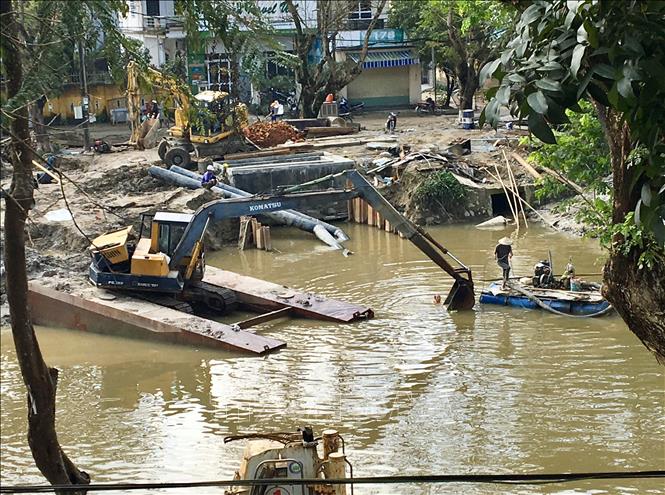 Trong ảnh: Thừa Thiên - Huế thực hiện dự án cải thiện môi trường nước thành phố Huế. Ảnh: Quốc Việt – TTXVN