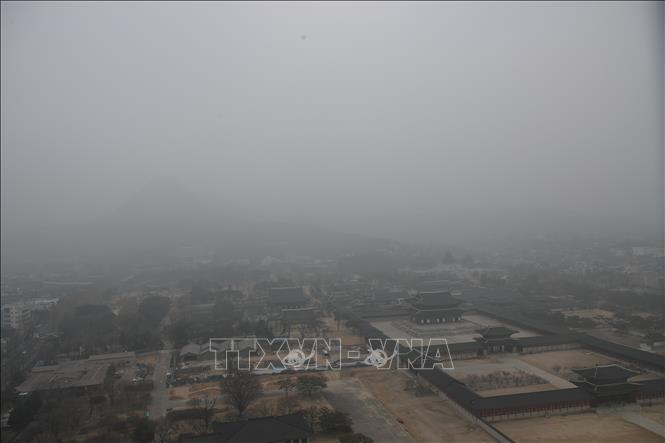 Trong ảnh: Bụi mịn bao phủ bầu trời Seoul, Hàn Quốc, ngày 5/3/2019. Ảnh: Yonhap/ TTXVN phát